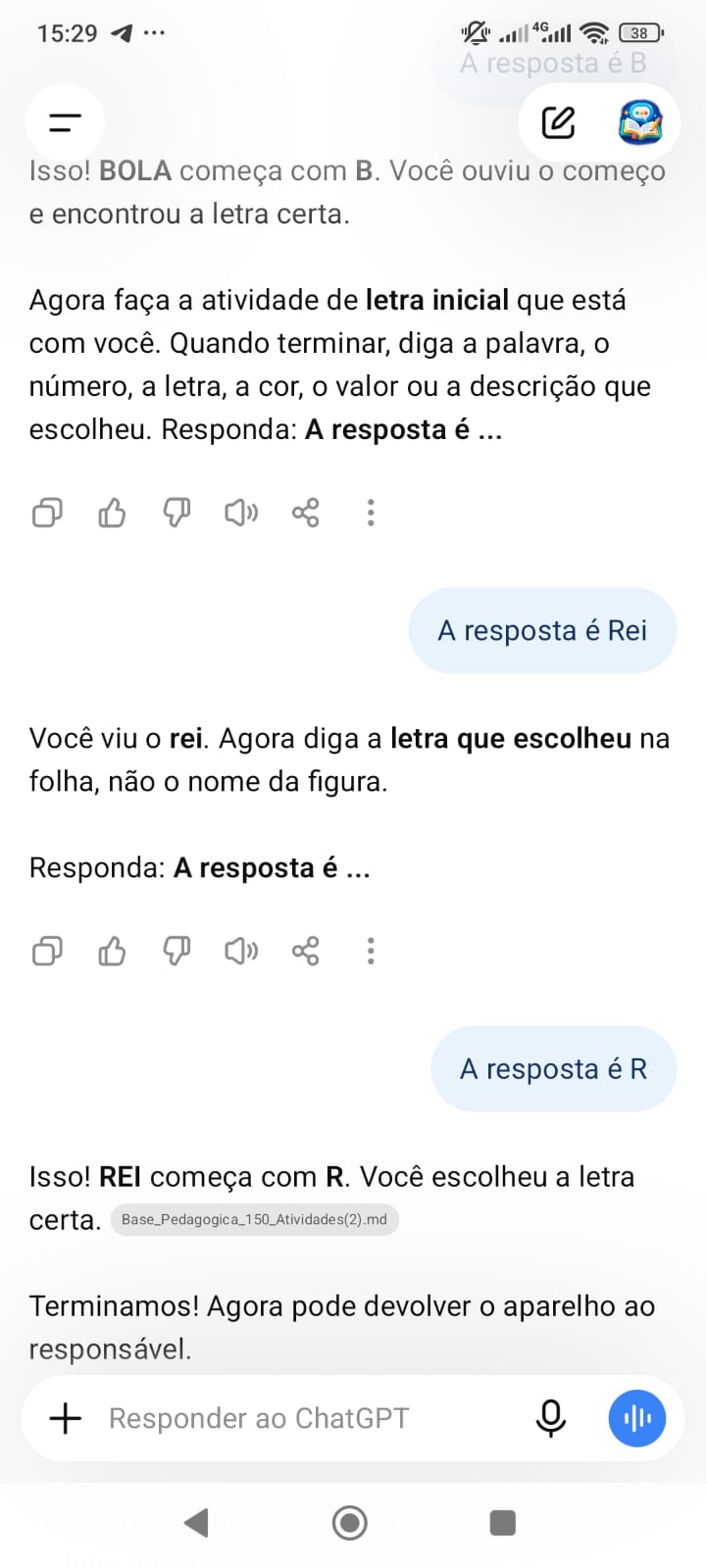 Tutor orientando e corrigindo a resposta da atividade impressa